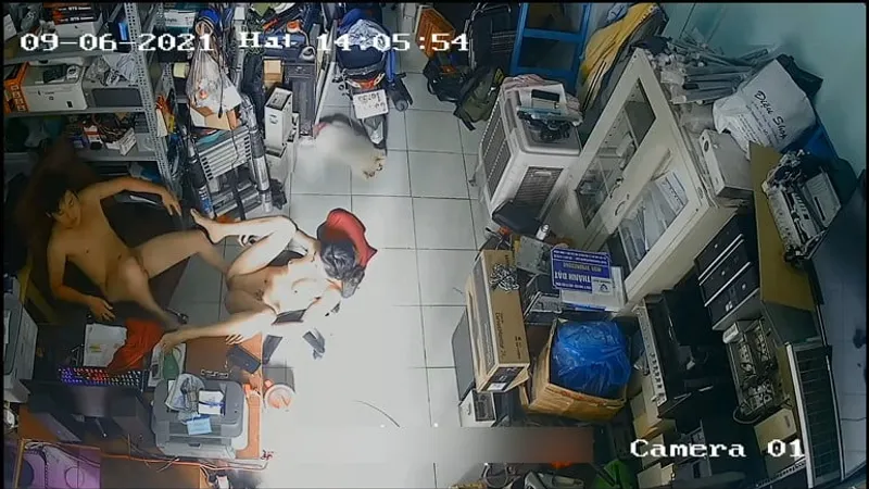 Người vợ gã chồng nắc nhau trong của cục thịt máy tính